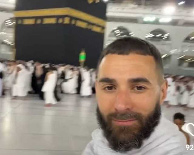 كريم بنزيما يؤدي مناسك العمرة ويعلق: الحمد لله