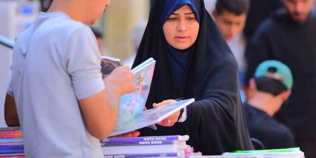 من شارع المتنبي.. العوائل تجهز أبنائها بمختلف أنواع القرطاسية استعداداً للعام الدراسي الجديد