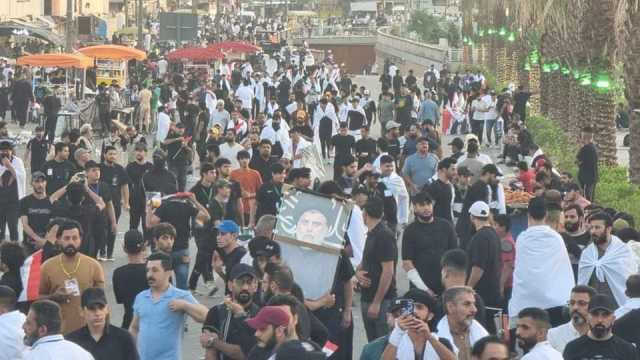 بالصور.. جماهير التيار الصدري تتوافد على ساحة التحرير منذ ساعات الصباح الاولى