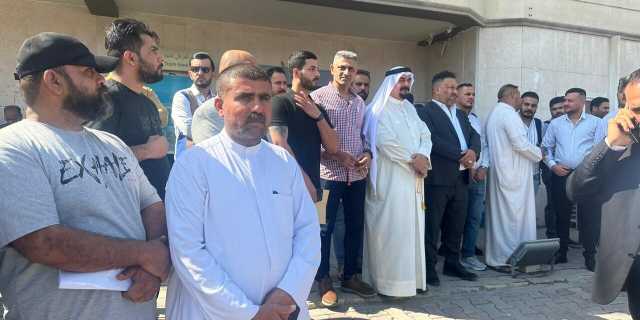 موظفو شركة النفط يحتجون للمطالبة بصرف تحويلاتهم بالدولار