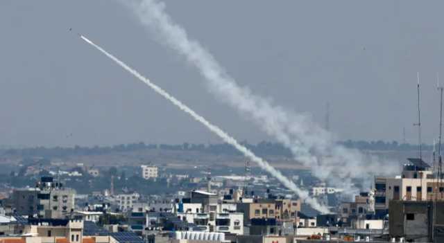 القسام تقصف قاعدة “رعيم” العسكرية برشقة صاروخية