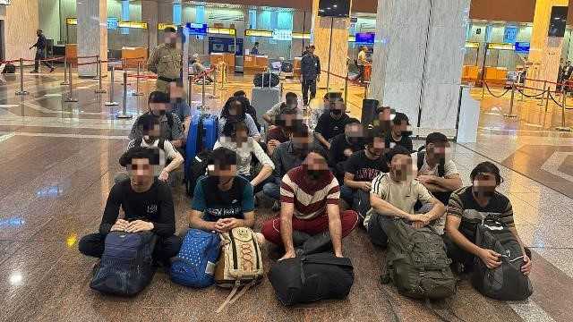 البصرة.. تسفير عشرات الأجانب المخالفين لقانون الإقامة خارج البلاد