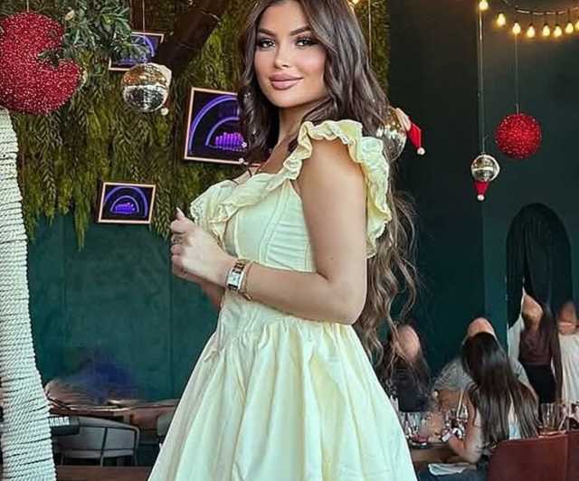 ميلا تخطف الأنظار بأناقتها الراقية وإطلالتها الساحرة