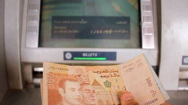 مغاربة يتخوفون من نفاذ السيولة بالشبابيك البنكية أيام العيد