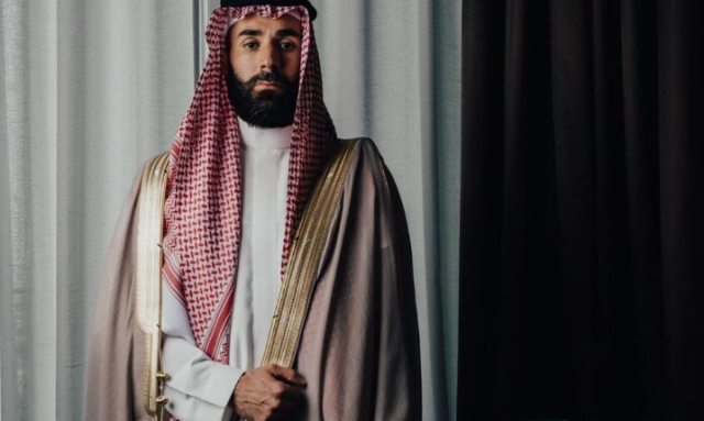 اليمين الفرنسي يهاجم بنزيما بعد نشر صورته بالزي السعودي (فيديو)