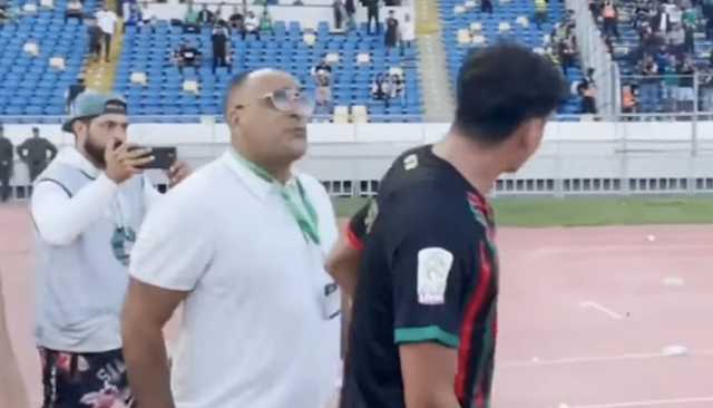 فيديو.ها واحد من بؤساء كرة القدم…نائب رئيس الرجاء بزق على لاعب الجيش في مشهد غير أخلاقي