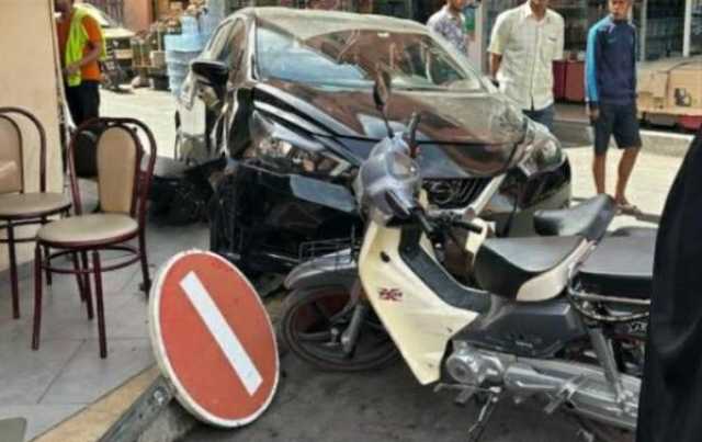 سيدة تفقد السيطرة على سيارتها وتقتحم مقهى بجامع لفنا