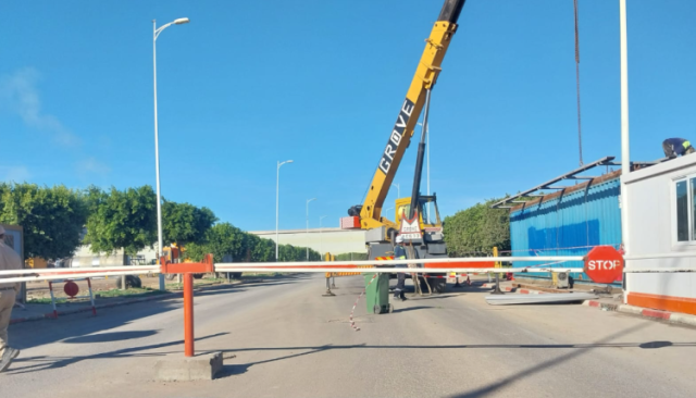 السيبة في الجرف الأصفر.. مصنع يستولي على طريق عمومي وينصب حراس وحواجز
