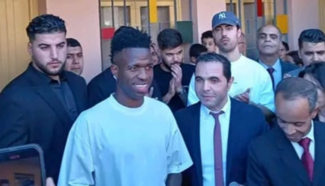 فينيسيوس نجم ريال مدريد يزور مؤسسة تعليمية بمراكش (فيديو)