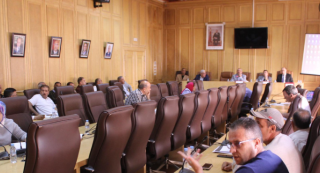 وجدة على صفيح ساخن.. اتهامات بهروب الرئيس ومطالب بحل المجلس