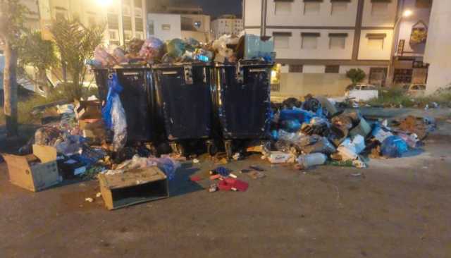 ليلة عيد الأضحى…تراكم الأزبال بشوارع طنجة تزكم الأنوف وتسائل القائمين على الشأن العام