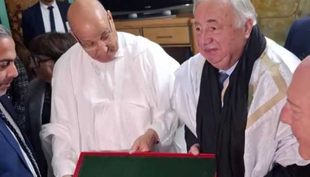رئيس مجلس الشيوخ الفرنسي يرتدي الدراعة الصحراوية بالعيون