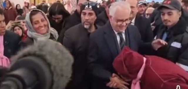 صورة تقبيل يد نزار بركة في تجمع حزبي بالفقيه بنصالح تثير جدلا واسعا