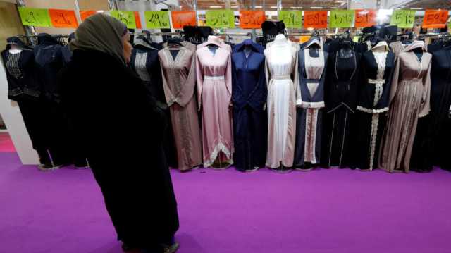جدل وانقسامات في الطبقة السياسية بفرنسا بشأن قرار منع ارتداء العباءة في المدارس