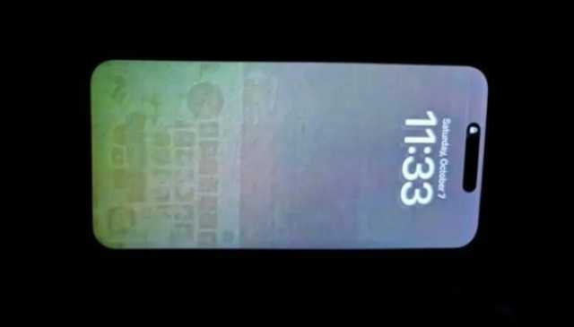 مستخدمو آيفون 15 برو ماكس يشتكون من احتراق شاشات هواتفهم