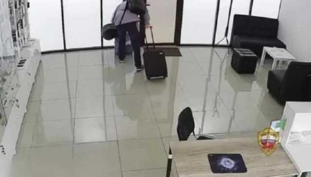 يسرق 53 هاتف آيفون جديد في أول يوم عمل له بمتجر للإلكترونيات