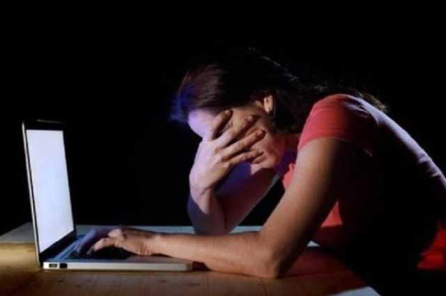 ما بقات ثقة.. فتاة تستعين بشاب لابتزاز صديقتها بصور فاضحة وهذا مصيرهما