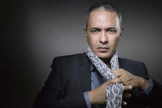 عشاؤه مع ماكرون في قفص الاتهام.. الضغوط تَدفع كاتبًا جزائريًّا شهيرًا إلى مغادرة بلاده