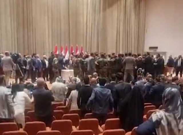 اشتباكات وشتائم بين النواب.. برلمان العراق يتحول إلى حلبة مصارعة(فيديو)