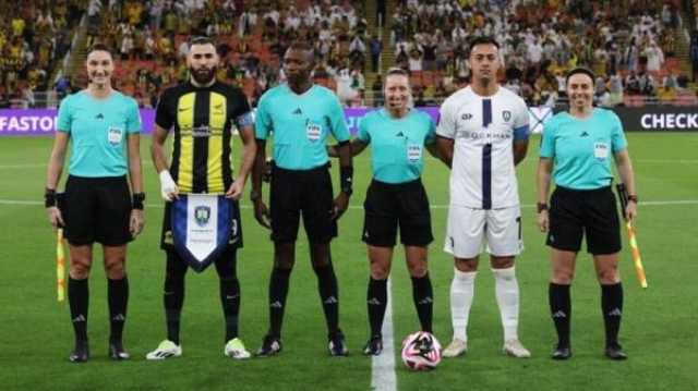 لقطة طريفة .. حَكمة تغمز لأحد نجوم الاتحاد السعودي بـالموندياليتو (فيديو)