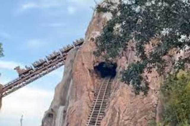 لحظة تعطل لعبة بالركاب في ديزني على ارتفاع 200 قدم (فيديو)