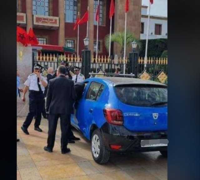 سائق سيارة أجرة يقتحم بوابة البرلمان والأمن يدخل على الخط
