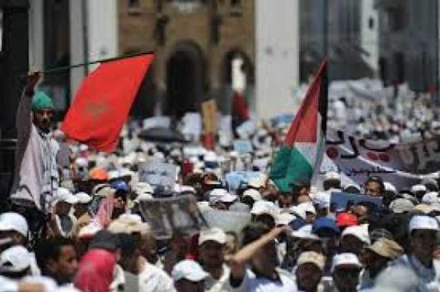 مغاربة يحتجون على ماكرون أمام السفارة والقنصليات الفرنسية بالمغرب
