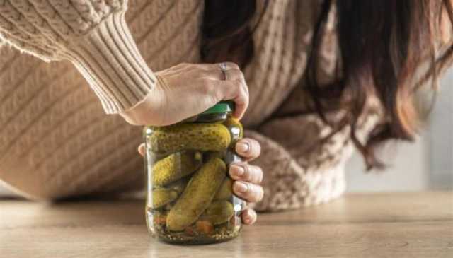 فوائد وأضرار تناول المخللات يوميًا: ما يجب معرفته