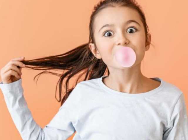 مع أو ضد.. مذكرة تمنع التلاميذ من تناول العلكة داخل المؤسسات التعليمية!