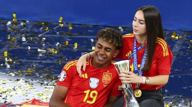 ظهرت في احتفالات اليورو.. من هي الفتاة التي شُوهِدت مع لامين جمال في احتفالات إسبانيا؟