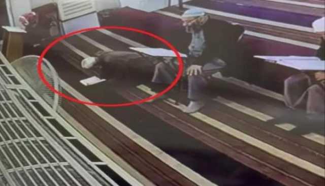 حاضنا للمصحف، لحظة وفاة أردني خلال سجوده داخل مسجد (فيديو)