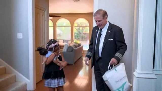 طيار يعيد دمية مفقودة إلى طفلة بعد رحلة قطعت نصف العالم