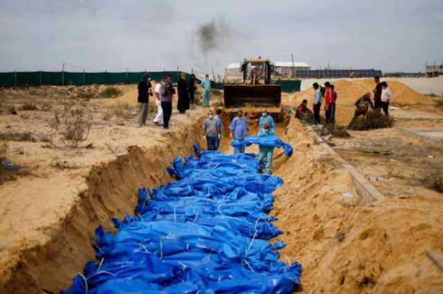 العثور على 3 مقابر جماعية داخل مجمع الشفاء في غزة