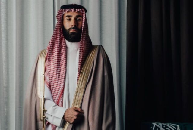 ارتداء بنزيمة الزي التقليدي السعودي يخرج السياسيين الفرنسيين العنصريين من جحورهم