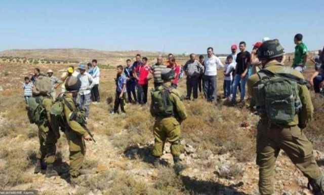 مستوطنون يهاجمون مركبات المواطنين على جسر عطارة شمال رام الله