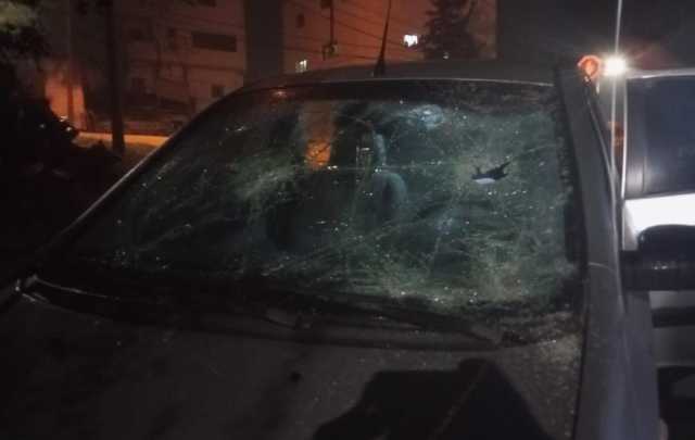 مستوطنون يهاجمون مركبات المواطنين قرب تقوع