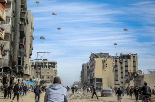 'لازاريني': الإنزال الجوي للمساعدات على غزة مكلف وغير فعال