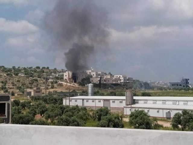 مستوطنون يحرقون جرارا زراعيا ويخطّون عبارات عنصرية في نابلس