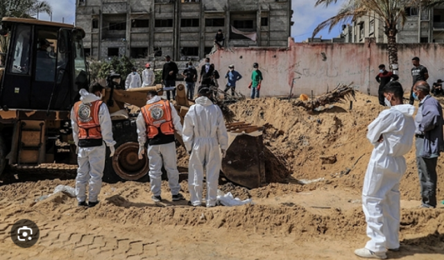 انتشال شهيدين من تحت أنقاض منزل بمدينة غزة