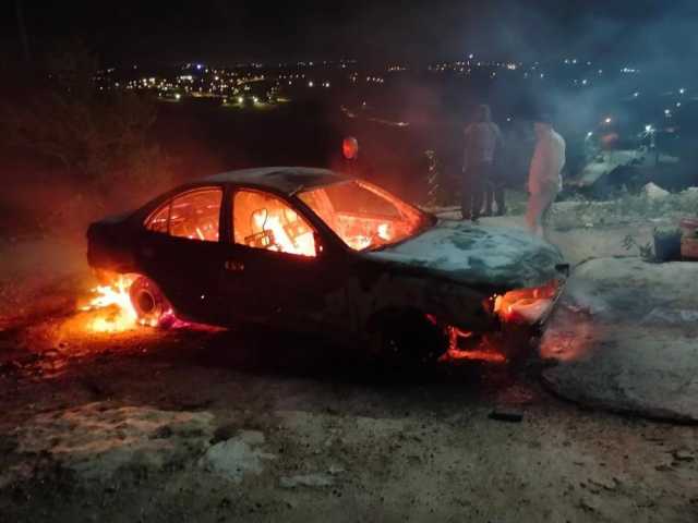 مستوطنون يحرقون مركبة ويخطون شعارات معادية جنوب نابلس