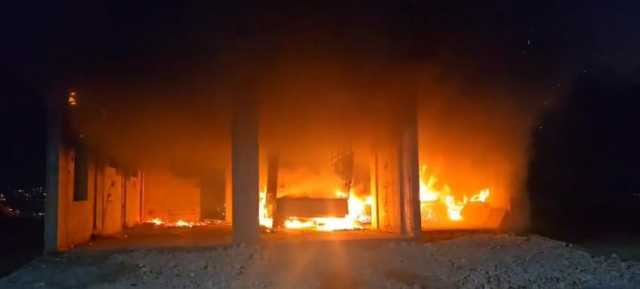 مستوطنون يحرقون غرفة زراعية برام الله