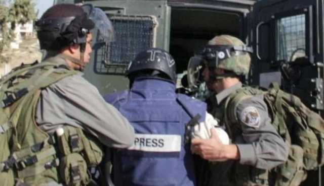 الاحتلال يواصل اعتقال 55 صحفيًا في سجونه