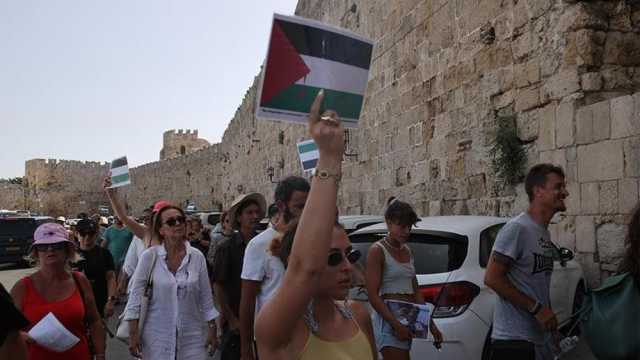 مظاهرة مؤيدة لفلسطين تستقبل سفينة سياح إسرائيليين في رودوس اليونانية