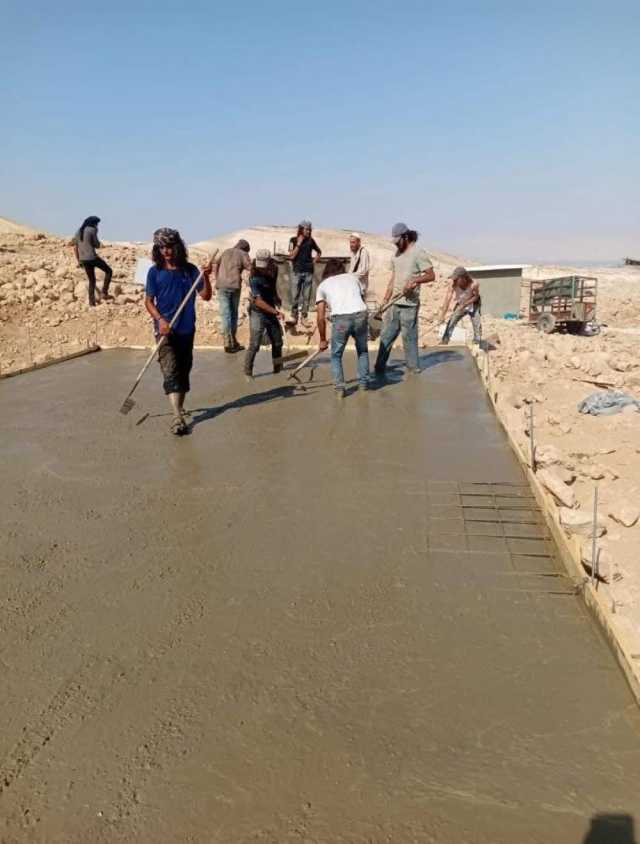 مستوطنون يُوسعون بؤرة استيطانية في تجمع شلال العوجا