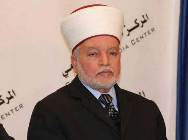 الاحتلال يُسلم مفتي القدس قرارًا بالإبعاد عن الأقصى أسبوعًا