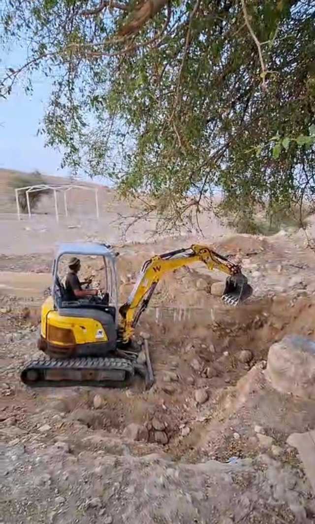 مستوطنون يُجرفون أراضٍ زراعية في قرية شلال العوجا بأريحا