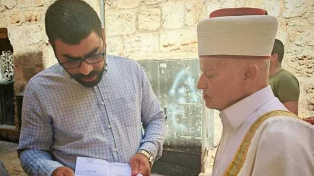 الاحتلال يبعد مفتي القدس عن الأقصى لأسبوع ويمنع مرابطة من السفر