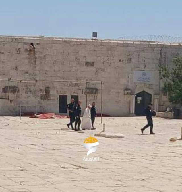 الاحتلال يعتقل مفتي القدس من المسجد الأقصى