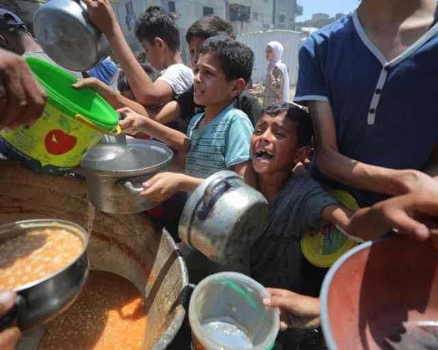 'الغارديان': إسرائيل تجوّع غزة بدعم غربي