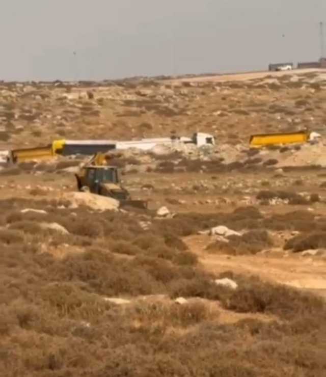 مستوطنون يُجرفون أراضي الفلسطينيين شرقي بلدة مخماس بالقدس